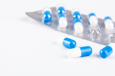 Alüminyum kap içinde ve dışında mavi kapsül