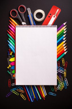 Siyah masanın üzerinde Kırtasiye