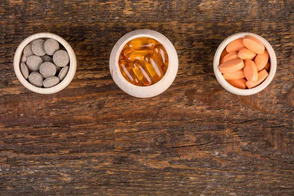 Альтернативна гомеопатична медицина в дерев'яній тарі — стокове фото