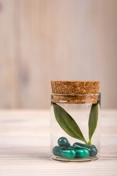 Alternativ medicin med i glas container stående format — Stockfoto