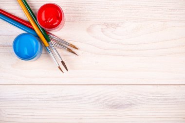 Çeşitli fırçaları ile mavi kırmızı boyalar