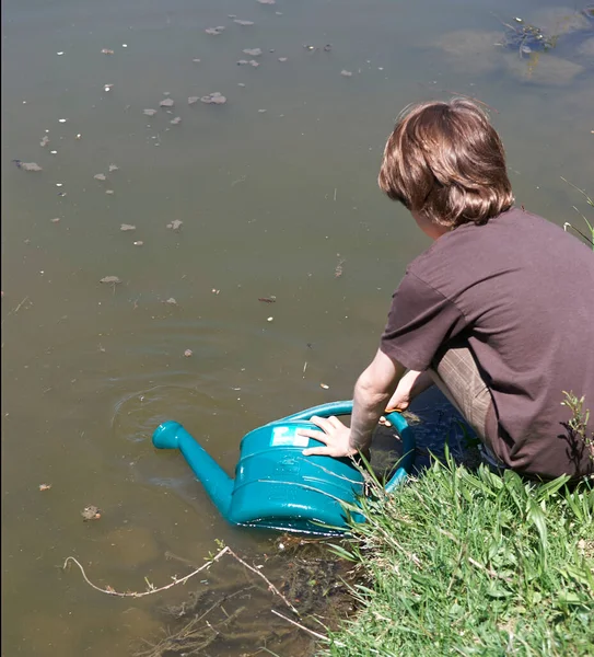 Student Holt Wasser Aus Teich — Stockfoto