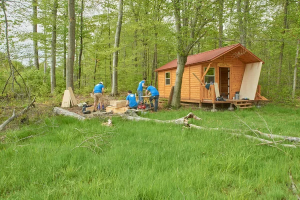 Voluntarios Construyendo Pequeño Edificio Campamento — Foto de Stock