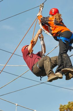 Yüksek ipler / meydan okuma kursu personeli güvenlik ve kurtarma eğitimi.