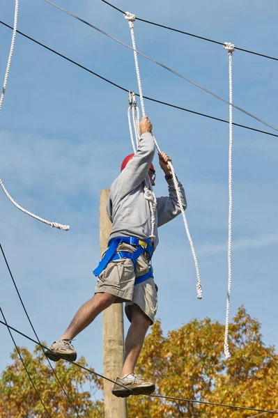ハイロープ チャレンジコース 参加者 クローズアップ ガイドワイヤに接続されているスリングライン — ストック写真