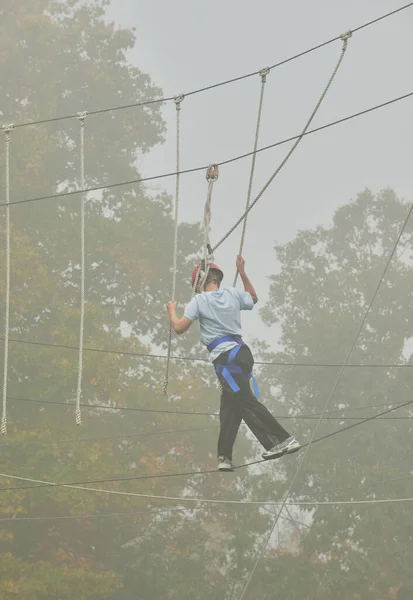 High Ropes Erfarenhet Från Skolans Läger Ledtrådar För Studentkorsning — Stockfoto