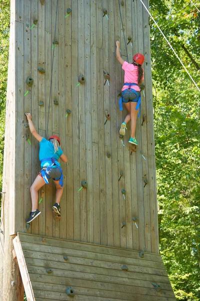 Mädchen Klettern Während Des Sommercamps Der Kletterwand — Stockfoto