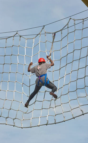 Camp High Ropes Deneyimi Yeni Elementler Üzerine Yaz Programı Personeli — Stok fotoğraf