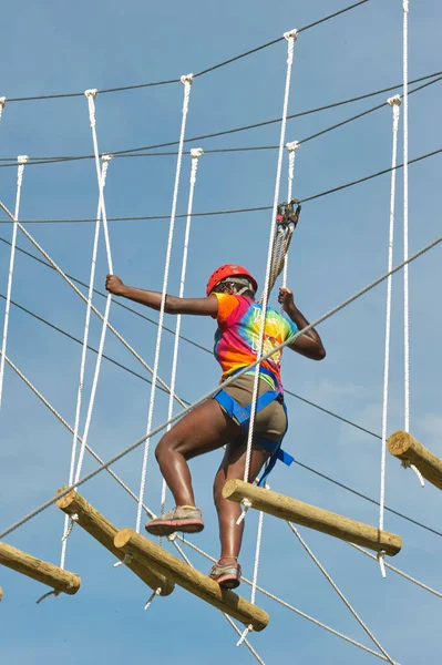 Camp High Ropes Deneyimi Yeni Elementler Üzerine Yaz Programı Personeli — Stok fotoğraf