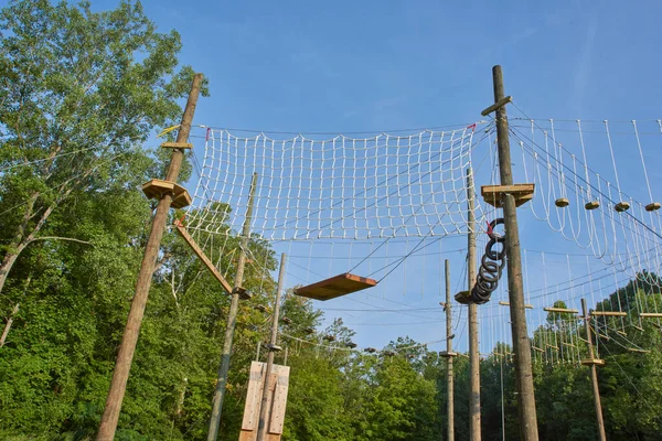 Курс Постройке Лагеря High Ropes Ground Level Wide Angle Photo — стоковое фото