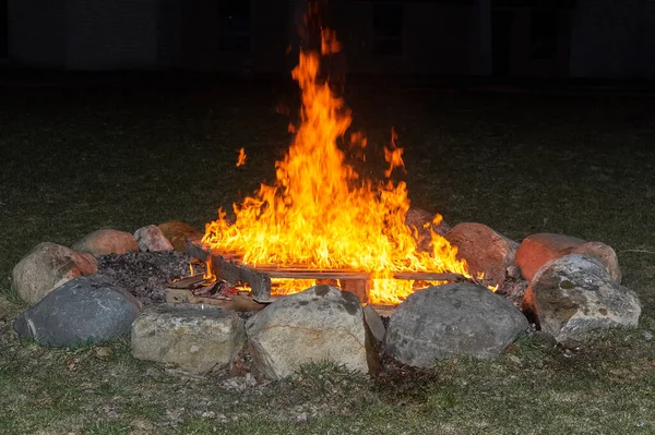 Großes Festfeuer Beim Gottesdienst lizenzfreie Stockbilder