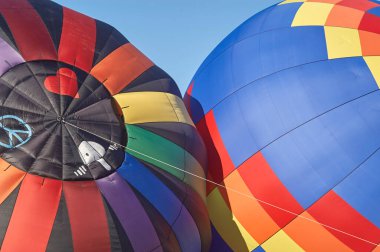 İki Sıcak Hava Balonu şişiriliyor