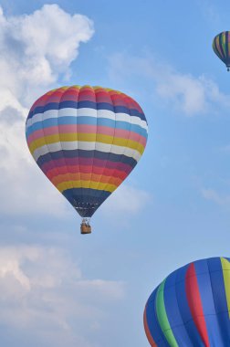 Sıcak hava balonları uçuyor