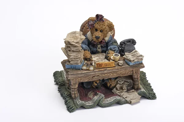 Керамический медведь работает за столом — стоковое фото