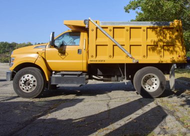 İnşaat alanında ağır ekipman ve araçlar var. Solon, Ohio ABD 28 Eylül 2025 Büyük sarı damperli kamyon.