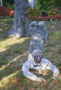 Cadılar Bayramı Gösterimi. Chagrin Falls, Ohio USA sakinleri tarafından topluluk eğlencesine inşa edilmiş. Zombi mezardan çıktı.