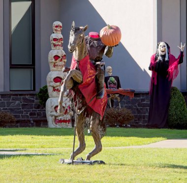 Cadılar bayramı yaratıkları, iskeletler, cadılar, balkabakları. Moreland Hills, Ohio ABD