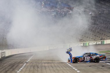 NASCAR: Nisan 08 O'Reilly Auto 300 parça