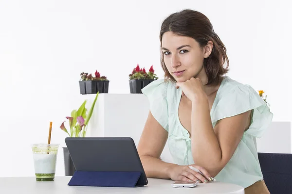 Brunette op een Cafe — Stockfoto