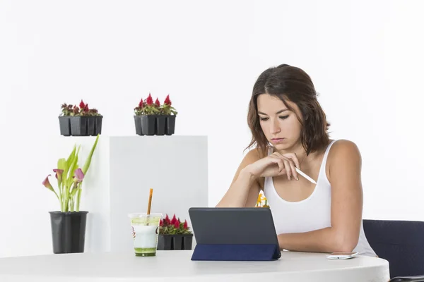 Brunette op een Cafe — Stockfoto