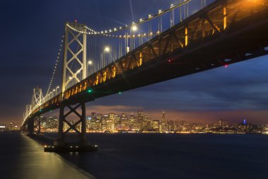 San Francisco Körfez Köprüsü ve gün batımında manzarası