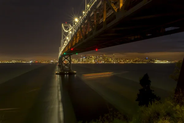 Мост залива Сан-Франциско и Skyline на закате — стоковое фото