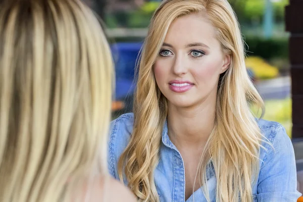 Blondes Model in einem Café — Stockfoto