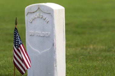 Amerikan bayrakları ile askeri mezarlığı
