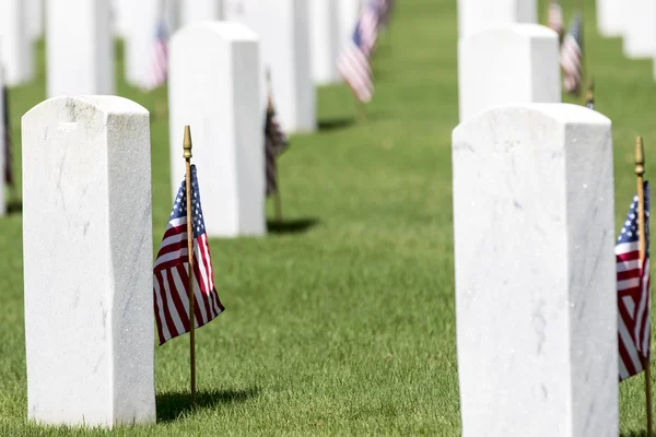 Στρατιωτικό νεκροταφείο με αμερικανικές σημαίες — Φωτογραφία Αρχείου