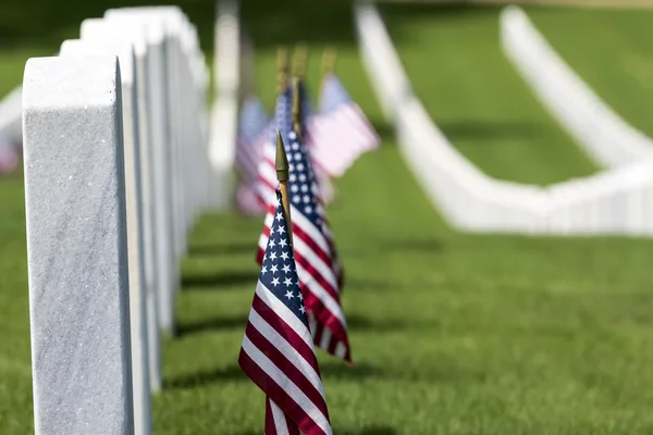 Amerikan bayrakları ile askeri mezarlığı — Stok fotoğraf