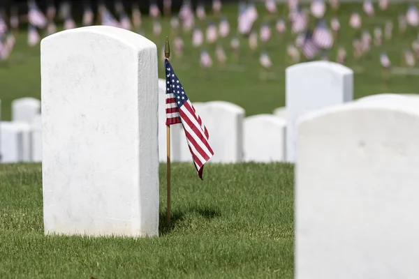 Vojenský hřbitov s americké vlajky — Stock fotografie