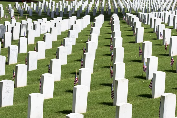 Militära kyrkogården med amerikanska flaggor — Stockfoto
