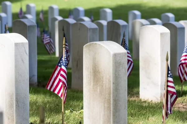 Cementerio militar con banderas americanas —  Fotos de Stock