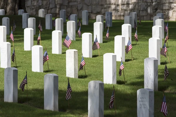 Vojenský hřbitov s americké vlajky — Stock fotografie