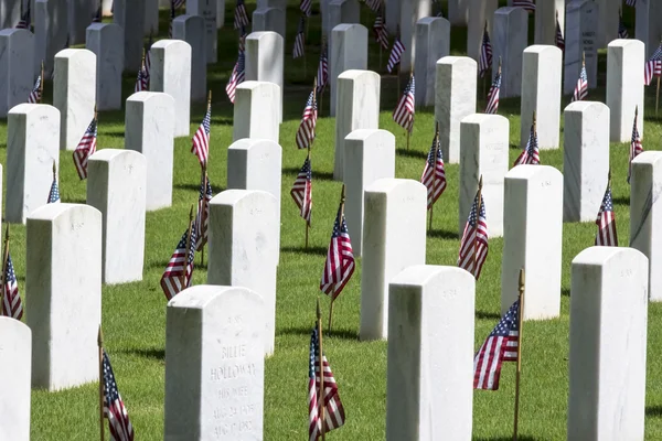 Cementerio militar con banderas americanas —  Fotos de Stock