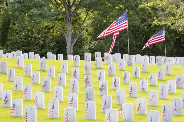 Militaire begraafplaats met Amerikaanse vlaggen — Stockfoto