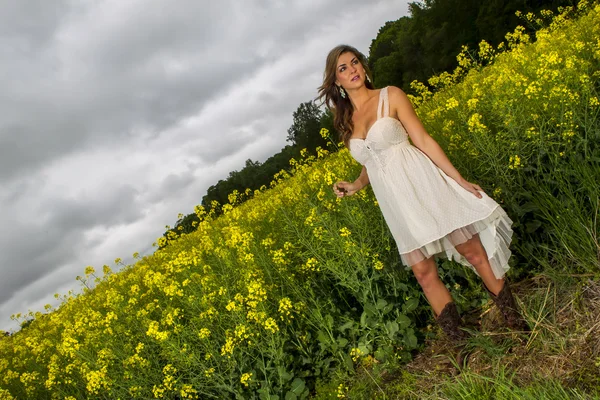 Modell i fält av blommor — Stockfoto