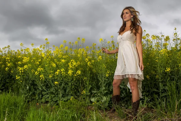 Modell i fält av blommor — Stockfoto