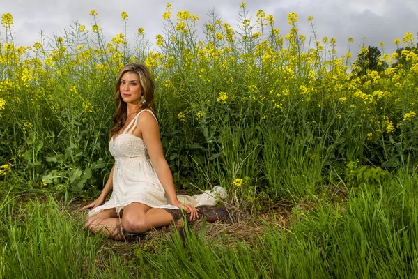 Model In Field Of Flowers — Stock Photo, Image