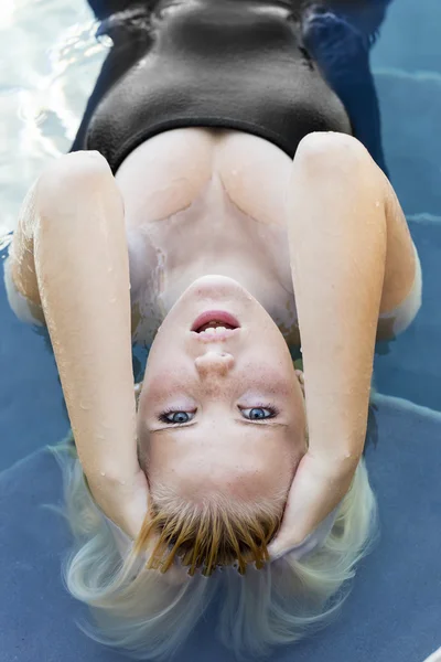 Ξανθό μοντέλο χαλαρώνοντας στην πισίνα — Φωτογραφία Αρχείου