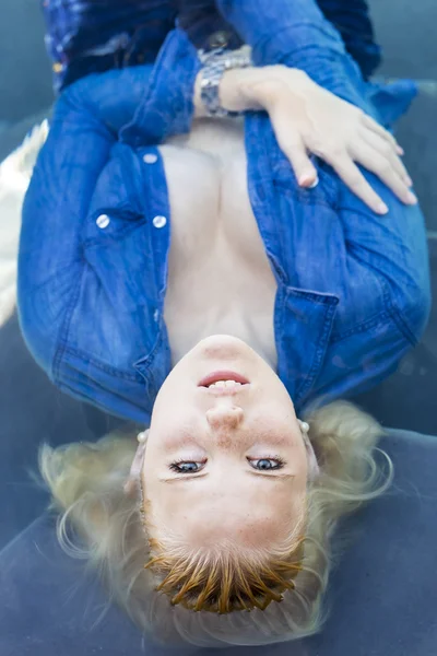 Blond modell avkopplande i en Pool — Stockfoto