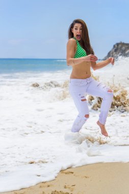 Sahilde esmer modeli