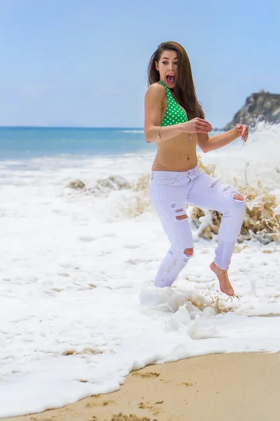 Bruneta Model na pláži — Stock fotografie