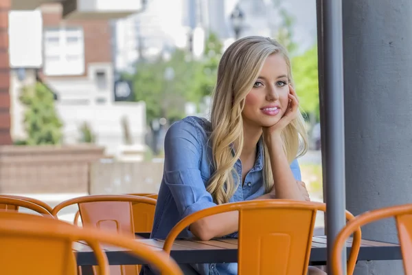 Blonde Model op een Cafe — Stockfoto