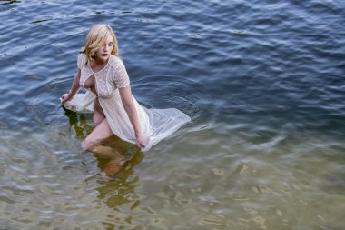 Sarışın açık Model su