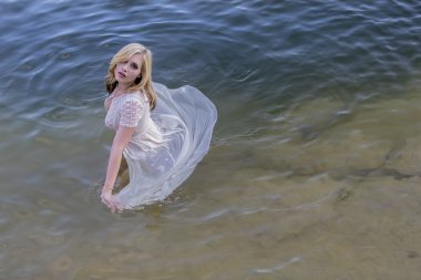 Sarışın açık Model su