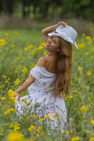 Modelo de morena em um campo — Fotografia de Stock