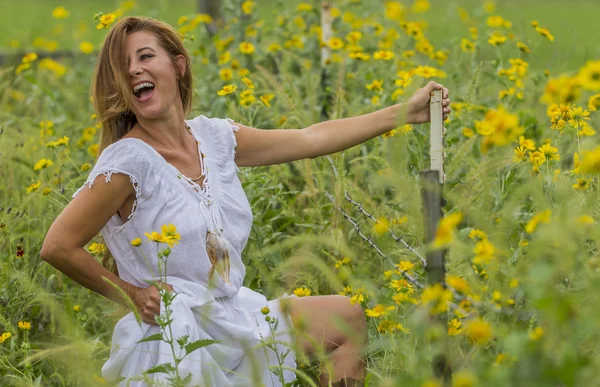 Brunette Model In A Field — Stock Photo, Image