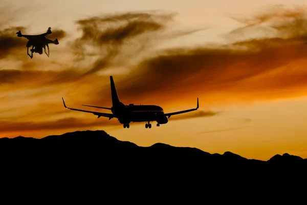 Illegale Drone in de buurt van een vliegtuig Landing bij zonsondergang — Stockfoto