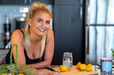 Muhteşem sarışın bir model işe gitmeden önce yemek hazırlar.